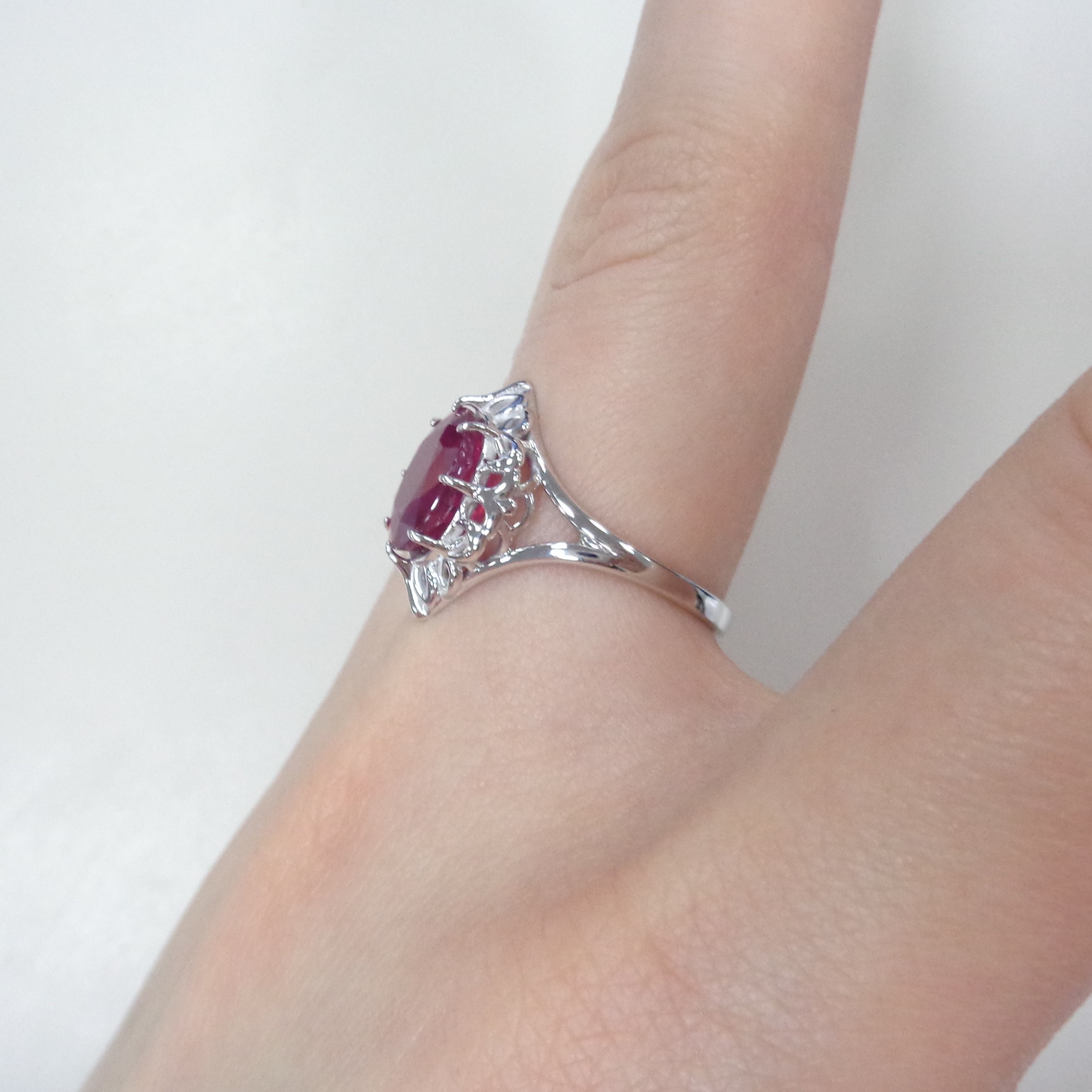 Кольцо из белого золота с рубином